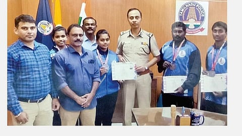 தேசிய அளவிலான ஊசூ தற்காப்புக் கலை போட்டியில் பதக்கம் வென்ற மாணவ, மாணவிகளை  கோவை மாநகரக் காவல் ஆணையர் சுமித்சரண் பாராட்டினார்.
