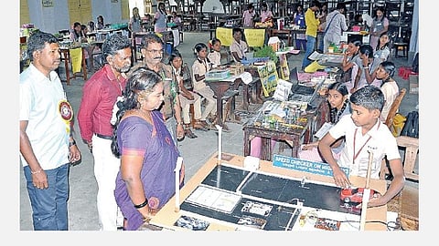 விருதுநகர் கே.வி.எஸ். மேல்நிலைப் பள்ளியில் நடைபெற்ற புத்தாக்க அறிவியல் ஆய்வு விருதுக்கான கண்காட்சியில் மாணவ, மாணவிகளின் அறிவியல் படைப்புகளை மாவட்ட முதன்மை கல்வி அதிகாரி சுபாஷினி பார்வையிட்டார்.