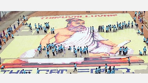 திருவள்ளுவர் தினத்தையொட்டி உலக சாதனை நிகழ்ச்சிக்கு கோவையில் பள்ளி மாணவர்கள் புத்தகங்களைக் கொண்டு உருவாக்கிய பிரம்மாண்ட திருவள்ளுவர் உருவம்.படம்: ஜெ.மனோகரன்