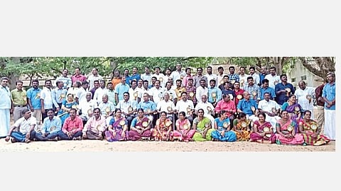 ஆண்டிப்பட்டி தாலுகா மயிலாடும்பாறை ஜி ஆர் வி மேல்நிலைப் பள்ளியில் ஆசிரியர்களுடன் புகைப்படம் எடுத்து மகிழ்ந்த முன்னாள் மாணவ, மாணவிகள்.
