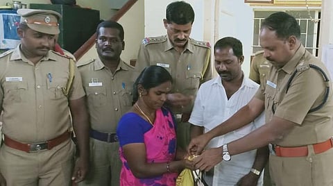 நாடியம்மாளை பாராட்டும் காவல்துறை அதிகாரிகள்