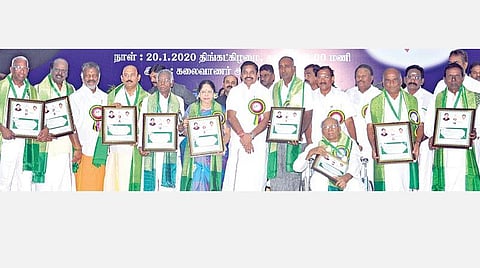 சென்னை கலைவாணர் அரங்கத்தில் நேற்று நடைபெற்ற திருவள்ளுவர் திருநாள் மற்றும் தமிழ்நாடு அரசின் விருதுகள் வழங்கும் விழாவில் விருதுகள் பெற்ற விருதாளர்களுடன் தமிழக முதல்வர் பழனிசாமி, துணை முதல்வர் ஓ.பன்னீர்செல்வம் மற்றும் அமைச்சர்கள்.படம்: பு.க.பிரவீன்