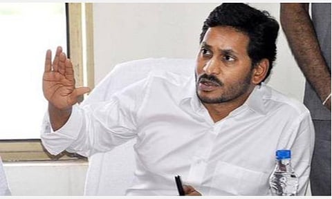 3 தலைநகரம் பற்றி ஆந்திர பேரவையில் விவாதம்: அமராவதியில் எதிர்ப்பு தெரிவித்து போராட்டத்தில் ஈடுபட்ட பெண்கள் மீது தடியடி