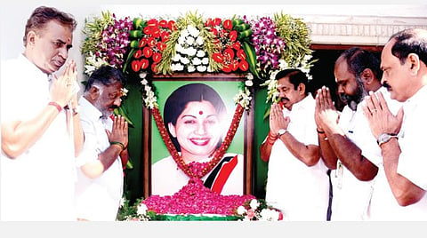 மறைந்த முன்னாள் முதல்வர் ஜெயலலிதாவின் பிறந்தநாள் கொண்டாட்டம் தொடர்பாக ஜெயலலிதா பேரவையின் ஆலோசனைக் கூட்டம் சென்னை ராயப்பேட்டையில் உள்ள அதிமுக தலைமை அலுவலகத்தில் நேற்று நடைபெற்றது. முன்னதாக, ஜெயலலிதாவின் உருவப்படத்துக்கு மலர் தூவி மரியாதை செலுத்திய கட்சியின் ஒருங்கிணைப்பாளர் ஓ.பன்னீர்செல்வம், இணை ஒருங்கிணைப்பாளர் பழனிசாமி. அமைச்சர்கள் எஸ்.பி.வேலுமணி, உதயகுமார், கடம்பூர் ராஜு உள்ளிட்டோர்.