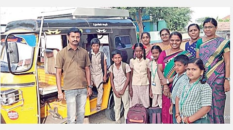 நடுப்பாளையம் அரசு நடுநிலைப் பள்ளிக்கு ஆசிரியர்கள் ஏற்பாடு செய்து கொடுத்த வாடகை ஆட்டோவில் வந்திறங்கும் தாசபாளையம் பகுதி மாணவ, மாணவிகள்.