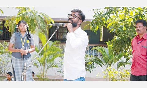 கற்றல் குறைபாட்டால் பள்ளியிலிருந்து வெளியேறியவர் கடின உழைப்பால் அதிகாரியாக உயர்ந்து அதே பள்ளியில் சிறப்பு விருந்தினராக வந்தார்