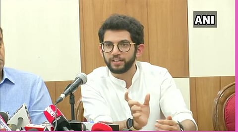 மகாராஷ்டிரா மாநில அமைச்சர் ஆதித்யா தாக்கரே மும்பையில் நிருபர்களுக்கு பேட்டி அளித்த காட்சி : படம் ஏஎன்ஐ