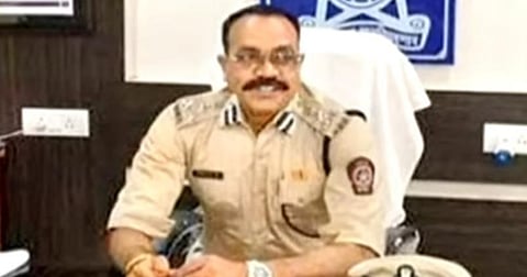 17 வயது சிறுமியை பாலியல் வன்கொடுமை செய்ததாக குற்றம் சாட்டப்பட்டு தற்போது பணிநீக்கம் செய்யப்பட்டுள்ள மகாராஷ்டிரா துணை போலீஸ் இன்ஸ்பெக்டர் ஜெனரல் நிஷிகாந்த் மோர்.
