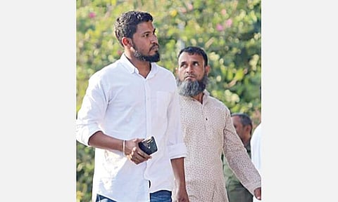 காஞ்சிபுரம் காமாட்சி அம்மன் கோயிலுக்கு வந்த வங்கதேச இளைஞர்கள்.