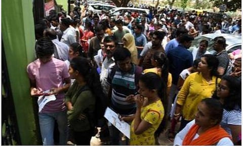 சீனியர் மாணவர்கள் ஆதிக்கம், மதிப்பெண்களில் போட்டி போட முடியாத நிலை: இந்த ஆண்டு நீட் தேர்வுக்கான விண்ணப்பம் 17 சதவீதம் குறைந்தது 