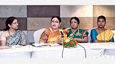 இந்து ஆன்மிகம் மற்றும் சேவை கண்காட்சி குறித்து செய்தியாளர்களிடம் விளக்குகிறார் பண்பு மற்றும் கலாச்சார பயிற்சி முனைவு அறக்கட்டளையின் நிர்வாக அறங்காவலர் ராஜலட்சுமி ரவிகிருஷ்ணன். உடன், மதுரை தியாகராஜர் கல்லூரி துணை தலைவர் டாக்டர் உமா கண்ணன். பரதநாட்டிய கலைஞர் டாக்டர் பத்மா சுப்ரமணியன், ஆன்மிக சொற்பொழிவாளர் தேச மங்கையற்கரசி.