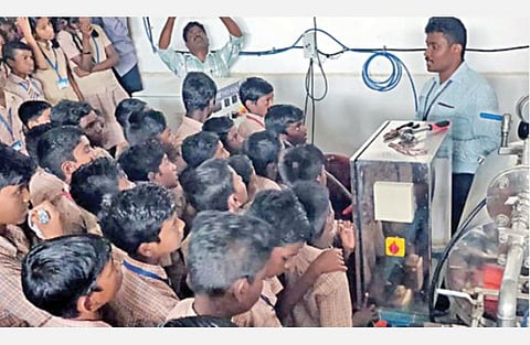 நாகப்பட்டினம் மாவட்டம் கீச்சாம்குப்பத்தில் உள்ள மீன் பதப்படுத்தும் நிலையத்தை பார்வையிட்ட பள்ளி மாணவ, மாணவிகள்.