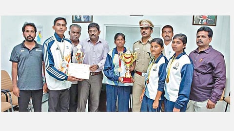 தேசிய அளவிலான பூப்பந்து மற்றும் தடகளப் போட்டிகளில் வெற்றி பெற்ற மாணவர்களை பாராட்டும் ஆட்சியர் சி.கதிரவன் மற்றும் காவல் கண்காணிப்பாளர் எஸ்.சக்திகணேசன்.