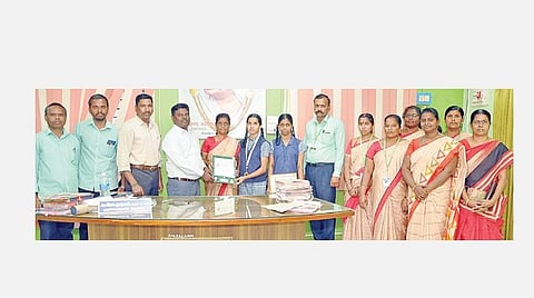 திருப்பாவை, திருவெம்பாவை கட்டுரை போட்டியில் மாநில அளவில் 2-ம் பரிசு பெற்ற கிருஷ்ணகிரி அரசு மகளிர் மேல்நிலைப் பள்ளி பிளஸ் 2 மாணவி கவிதர்ஷினியை மாவட்ட முதன்மைக் கல்வி அலுவலர் இரா.முருகன் பாராட்டினார். அருகில்,  மாவட்ட கல்வி அலுவலர் கலாவதி, பள்ளியின் தலைமை ஆசிரியர்  மகேந்திரன் மற்றும் ஆசிரியைகள்.