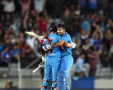 வெற்றிக்களிப்பில் அய்யர், மணீஷ் பாண்டே.