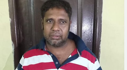 மது பாட்டிலை ஒளித்து வைத்ததாகக் கருதி ஆத்திரம்; உடன் பிறந்த அக்காவைக் கத்தியால் குத்திக் கொன்ற தம்பி: தடுக்க வந்தவர்களுக்கும் கத்திக்குத்து