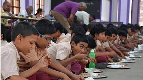 ஏழு சத்துணவு மையங்களைக் கவனிக்க ஒரே அமைப்பாளர்: திருப்புவனத்தில் மதிய உணவுத் திட்டம் செயல்படும் நிலை இதுவே!