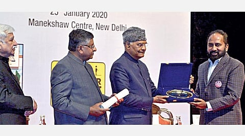 தேசிய வாக்காளர் தினத்தையொட்டி  ’இந்து தமிழ் திசை’ நாளேட்டுக்கு மத்திய தேர்தல் ஆணையத்தின் விருதினை குடியரசுத் தலைவர் ராம்நாத் கோவிந்த் டெல்லியில் நேற்று வழங்கினார். நாளேட்டின் ஆசிரியர் கே.அசோகன் விருதினைப் பெற்றுக் கொண்டார். உடன் மத்திய சட்ட அமைச்சர் ரவிசங்கர் பிரசாத், தலைமை தேர்தல் ஆணையர் சுனில் அரோரா உள்ளனர்.படம்: ஆர்.வி.மூர்த்தி