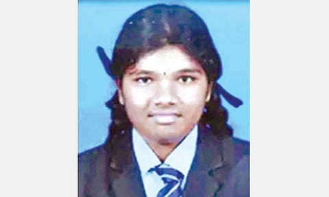 மாணவி பூஜிதா