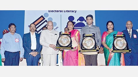 தமிழக தலைமை தேர்தல் அதிகாரி அலுவலகம் சார்பில் தேசிய வாக்காளர் தின விழா சென்னை கலைவாணர் அரங்கில் நேற்று நடைபெற்றது. தேர்தல் பணியில் சிறந்து விளங்கியதற்காக,  திருநெல்வேலி மாவட்ட ஆட்சியர் ஷில்பா பிரபாகர், தூத்துக்குடி மாவட்ட ஆட்சியர் சந்தீப் நந்தூரி, பெரம்பலூர் மாவட்ட ஆட்சியர் வி.சாந்தா ஆகியோருக்கு 'சிறந்த மாவட்ட தேர்தல் அதிகாரி’ விருதை ஆளுநர் பன்வாரிலால் புரோஹித் வழங்கினார். உடன், தலைமைச் செயலாளர் கே.சண்முகம், மாநில தலைமை தேர்தல் அதிகாரி சத்யபிரத சாஹூ, மாநில தேர்தல் ஆணையர் ஆர்.பழனிசாமி, சென்னை மாநகராட்சி ஆணையர் கோ.பிரகாஷ், மாவட்ட ஆட்சியர் ஆர்.சீதாலட்சுமி உள்ளிட்டோர். படம்: க.பரத்