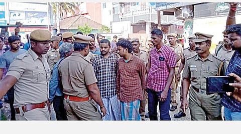 எஸ்.ஐ. வில்சனை கொலை செய்தது எப்படி? என்பது குறித்து களியக்காவிளை சோதனைச்சாவடியில் நேற்று மாலை தவுபீக், அப்துல் ஷமீம் ஆகியோர் போலீஸார் முன்னிலையில் நடித்துக் காண்பித்தனர்.