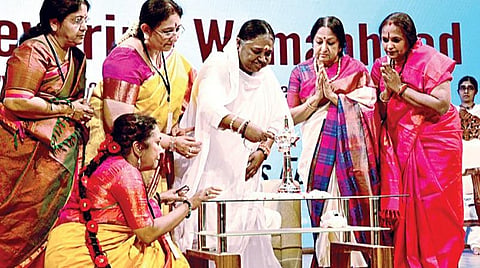 11-வது இந்து ஆன்மிக மற்றும் சேவைக் கண்காட்சியின் தொடக்க விழா சென்னை வேளச்சேரி குருநானக் கல்லூரியில் நேற்று நடந்தது. கண்காட்சியை மாதா அமிர்தானந்தமயி தேவி குத்துவிளக்கேற்றி தொடங்கி வைத்தார். உடன், நிர்வாகக் குழு தலைவர் டாக்டர். பத்மா சுப்ரமணியம், ராஜலஷ்மி கல்விக் குழுமத் தலைவர் தங்கம் மேகநாதன், நிர்வாக அறங்காவலர் ராஜலட்சுமி உள்ளிட்டோர்.