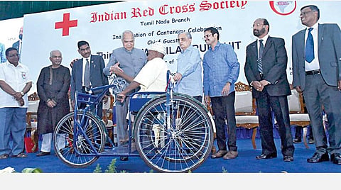 இந்திய செஞ்சிலுவை சங்கத்தின் தமிழக பிரிவு நூற்றாண்டு விழா தொடக்க நிகழ்ச்சி சென்னையில் நேற்று நடைபெற்றது.இதில் ஆளுநர் பன்வாரிலால் புரோஹித் பங்கேற்று மாற்று திறனாளிகளுக்கு நலத்திட்ட உதவிகளை வழங்கினார். உடன் இந்திய செஞ் சிலுவை சங்கத்தின் தேசிய தலைமை அலுவலக செயலாளர் ஆர்.கே.ஜெயின், செஞ்சிலுவை சங்க தலைவர் ஹரிஷ் எல் மேத்தா, துணைத் தலைவர் சங்கர் நாராயணன், பொதுச் செயலாளர் நஸ்ருதின் உள்ளிட்டோர். படம்: எல்.சீனிவாசன்﻿﻿