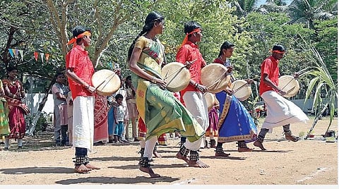 பொள்ளாச்சியை அடுத்த பெத்தநாயக்கனூர் அரசு உயர்நிலைப் பள்ளியில் நடைபெற்ற பழங்கால விளையாட்டுத் திருவிழாவில் மாணவ மாணவிகள் பறை அடித்து ஆடினர்.