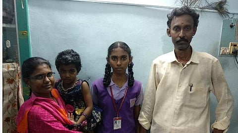 குடும்பத்தினருடன் மாணவி லட்சுமிப்ரியா