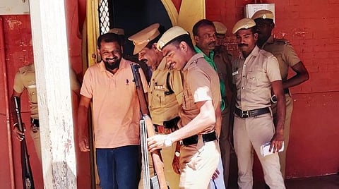சயான் மற்றும் மனோஜை அழைத்துச் செல்லும் போலீஸார்.