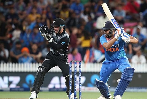 ஹேமில்டனில் நடந்த 3-வது டி20 போட்டியில் பந்தை பவுண்டரிக்கு விரட்டிய ரோஹித் சர்மா : படம் உதவி ட்விட்டர்