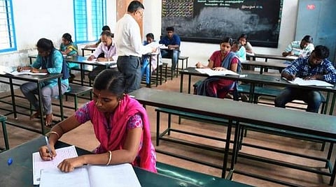 டிஎன்பிஎஸ்சி தேர்வு முறைகேட்டில் தொடர்பு; ஆயுதப்படை காவலரை தேடுகிறது போலீஸ்- ஒரே குடும்பத்தினர் 4 பேருக்கு அரசு வேலையால் சர்ச்சை