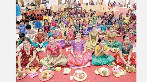 சென்னை வேளச்சேரி குருநானக் கல்லூரியில் 11-வது இந்து ஆன்மிக, சேவை கண்காட்சி நடைபெற்று வருகிறது. முதல் நாளான நேற்று ‘ஜீவராசிகளை பேணுதல்’ என்ற கருத்தில் கஜ வந்தனம், கோ வந்தனம் மற்றும் துளசி வந்தனம் ஆகிய பண்புப் பயிற்சிகளில் பங்கேற்ற மாணவ, மாணவிகள்.