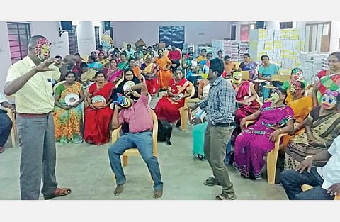 மதுரை மாவட்ட முதன்மை கல்வி அதிகாரி அலுவலகத்தில் நடைபெற்ற அரசு மழலையர் பள்ளி ஆசிரியர்களுக்கான பயிற்சியில் முகமூடி அணிந்து நடித்துக் காட்டும்  ஆசிரியர்கள் .