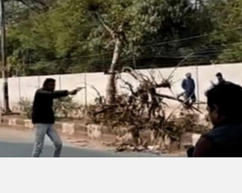 டெல்லி ஜாமியா அருகே சிஏஏ எதிர்ப்புப் பேரணியினரை நோக்கி துப்பாக்கியால் சுட்ட நபரால் பரபரப்பு: ஒரு மாணவர் காயம்