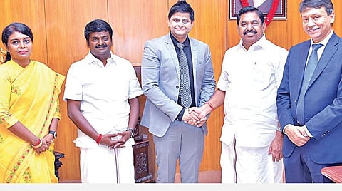 சென்னை தலைமை செயலகத்தில் முதல்வர் பழனிசாமியை, லண்டன் கிங்ஸ் மருத்துவக் கல்லூரி மருத்துவமனை மருத்துவர்கள் பார்த்தி சீனிவாசன், வினோத் மேத்தா ஆகியோர் நேற்று மரியாதை நிமித்தமாக சந்தித்தனர். உடன் சுகாதாரத் துறை அமைச்சர் சி.விஜயபாஸ்கர், சுகாதாரத் துறை செயலாளர் பீலா ராஜேஷ்.