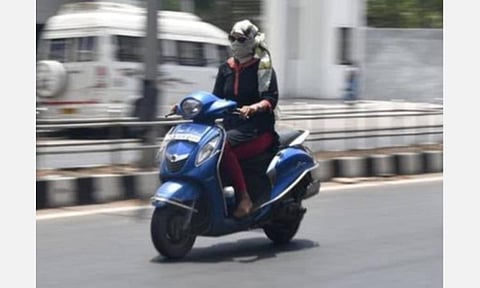 தமிழகம், புதுச்சேரியில் திடீர் வானிலை மாற்றத்தால் வெப்பநிலை உயர்வு- கோடை காலம்போல் சுட்டெரிக்கும் வெயில்