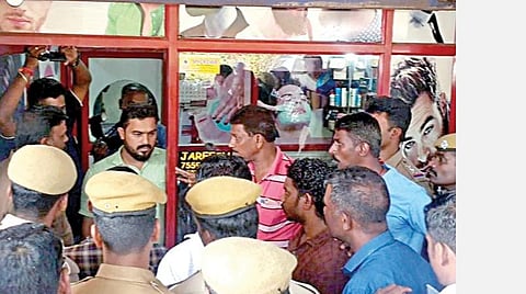 உருவத்தை மாற்றுவதற்காக அப்துல் ஷமீம், தவுபீக் ஆகியோர் சிகை அலங்காரம் செய்த கேரளா பையோளியில் உள்ள சலூன் கடையில் விசாரணை நடத்தும் தனிப்படை போலீஸார்.