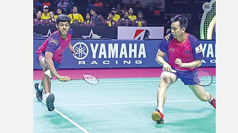 சென்னை அணியின் சாட்விக் சாய்ராஜ், சுமித் ரெட்டி ஜோடிக்கு எதிராக பந்தை திருப்பும் புனே அணியின் சிராக் ஷெட்டி, ஹேந்திரா ஜோடி.