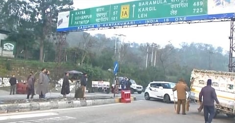 காஷ்மீரில் இன்று காலை தேசிய நெடுஞ்சாலையில் துப்பாக்கிச் சூடு நடைபெற்ற டோல் பிளாசா பகுதி.