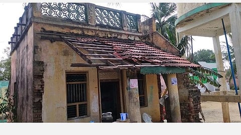 பரமக்குடி அருகே வீட்டின் மேற்கூரை இடிந்து விழுந்து பள்ளிச் சிறுவர்கள் இருவர் மரணம்