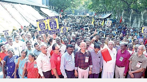 ஊதிய உயர்வு உள்ளிட்ட பல்வேறு கோரிக்கைகளை வலியுறுத்தி வங்கி ஊழியர்கள் வேலைநிறுத்தம் நேற்று நடைபெற்றது. சென்னை மாவட்ட ஆட்சியர் அலுவலகம் அருகில் தொழிற்சங்கங்களின் கூட்டமைப்பின் அமைப்பாளர் சி.எச்.வெங்கடாச்சலம் தலைமையில் நடைபெற்ற ஆர்ப்பாட்டத்தில் வங்கி ஊழியர்கள் ஏராளமானோர் பங்கேற்றனர். படம்: எல்.சீனிவாசன்