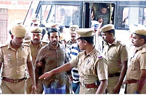 நீதிமன்றத்தில் ஆஜர்படுத்திய பின்பு பாளையங்கோட்டை சிறையில் அடைப்பதற் காக அழைத்து செல்லப்பட்ட அப்துல் ஷமீம். வேனில் இருந்து இறங்கும் தவுபீக்.