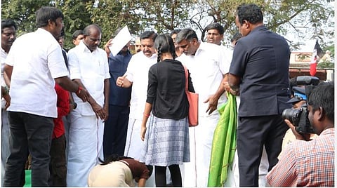 கருணை அடிப்படையில் வேலை வழங்கக் கோரி முதல்வர் காலில் விழுந்து கதறிய இளம்பெண்: வேலூரில் நடந்த வரவேற்பு நிகழ்ச்சியில் சலசலப்பு 