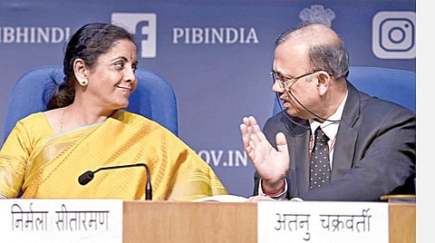 நாடாளுமன்றத்தில் நிதிநிலை அறிக்கையை தாக்கல் செய்த பிறகு டெல்லியில் நடைபெற்ற செய்தியாளர்கள் சந்திப்பில் கலந்து கொண்ட மத்திய நிதியமைச்சர் நிர்மலா சீதாராமன். உடன் மத்திய பொருளாதாரச் செயலர் அதானு சக்கரவர்த்தி.  படம்: பிடிஐ