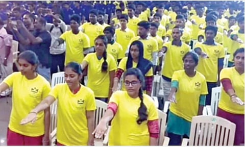 போலீஸ் நண்பர்கள் குழுவில் இணைந்து உறுதிமொழி ஏற்கும் பெண்கள்.