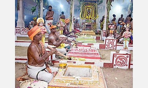 தஞ்சாவூர் பெரிய கோயில் குடமுழுக்கு விழாவையொட்டி நேற்று மாலை தொடங்கி நடைபெற்ற முதல் கால யாகசாலை பூஜை.