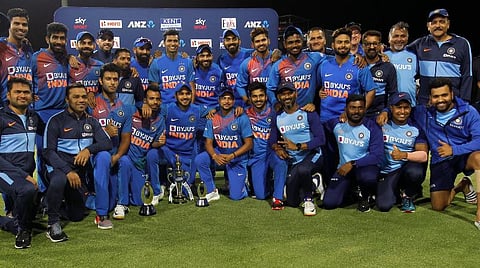 கோப்பையை வென்ற மகிழ்ச்சியில் இந்திய அணி  :  படம் உதவி | ட்விட்டர்.