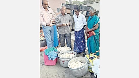 கோவையில் சாயமேற்றப்பட்ட முட்டைகளைப் பறிமுதல் செய்த உணவுப் பாதுகாப்புத் துறை அலுவலர்கள்.