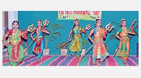 நாகப்பட்டினம் மாவட்டம்  சீர்காழி சபாநாயக முதலியார் இந்து மெட்ரிக்குலேசன் பள்ளியில் நடைபெற்ற தாத்தா, பாட்டிகள் தின விழாவில் பார்வையாளர்களை கவர்ந்த மாணவிகளின் கலைநிகழ்ச்சி.